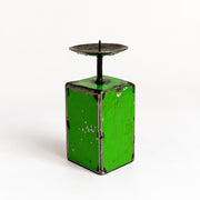 Bougeoir NURU en métal recyclé vert, taille 1, hauteur 12,5 cm, vu de trois quarts sur fond clair.