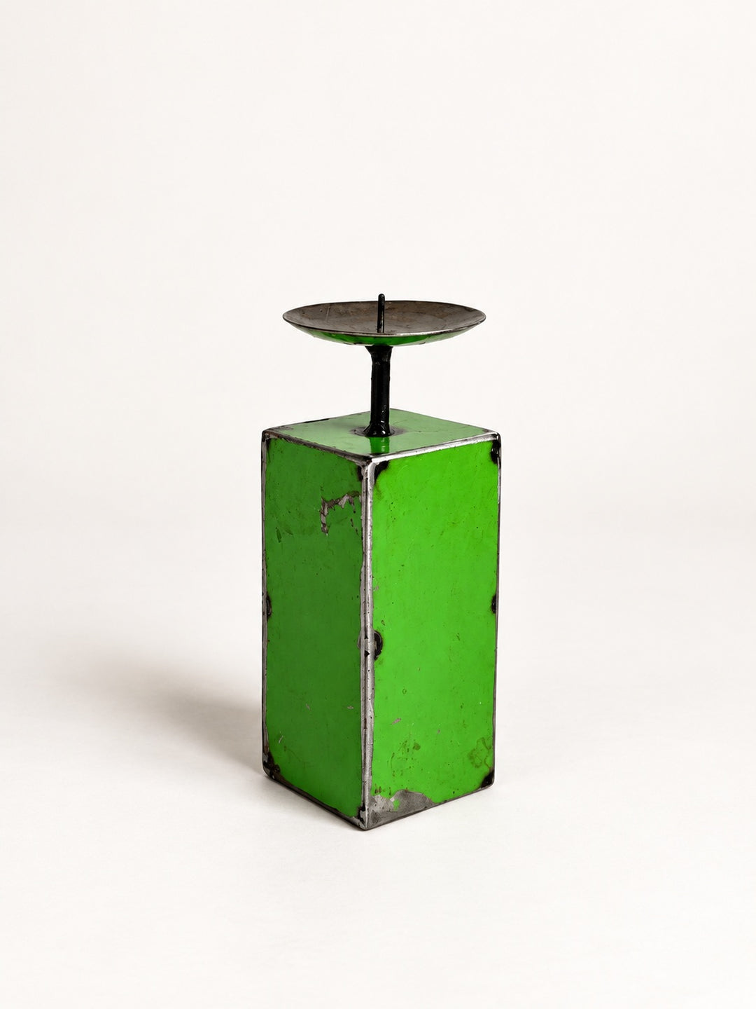 Bougeoir NURU en métal recyclé vert, taille 2, hauteur 15,5 cm, vu de trois quarts sur fond clair.