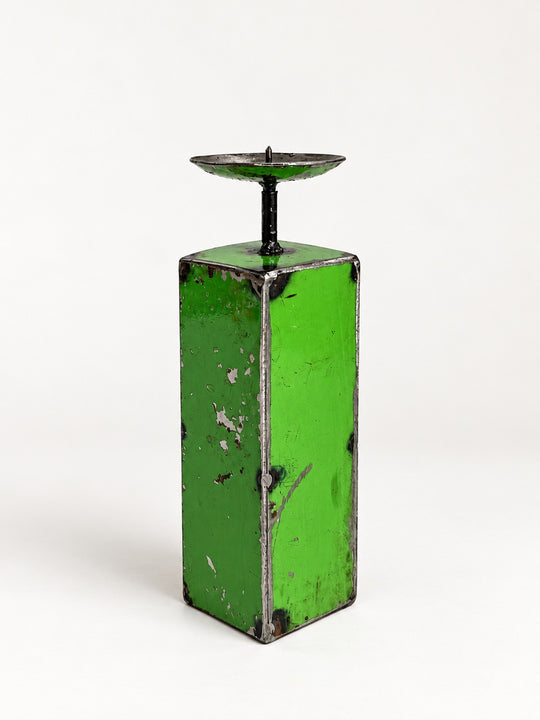Bougeoir NURU en métal recyclé vert, taille 3, hauteur 20 cm, vu de trois quarts sur fond clair.