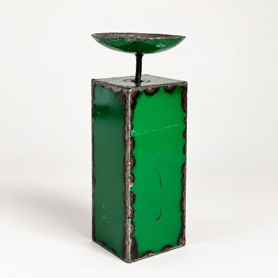 Bougeoir NURU en métal recyclé vert, taille 4, hauteur 26 cm, vu de trois quarts sur fond clair.