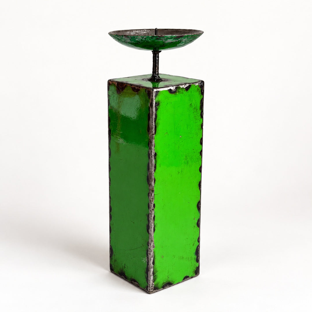 Bougeoir NURU en métal recyclé vert, taille 5, hauteur 30,7 cm, vu de trois quarts sur fond clair.
