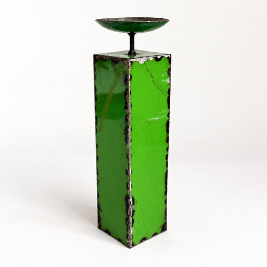 Bougeoir NURU en métal recyclé vert, taille 6, hauteur 35 cm, vu de trois quarts sur fond clair.