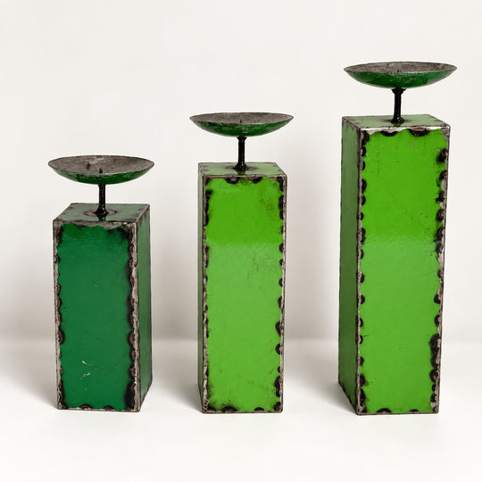 Trio de grands bougeoirs NURU en métal recyclé vert, présentés par hauteur croissante sur fond clair.