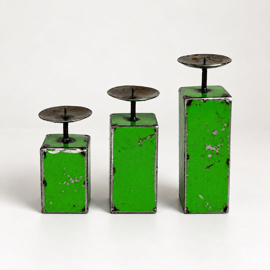 Trio de petits bougeoirs NURU en métal recyclé vert, présentés par hauteur croissante sur fond clair.