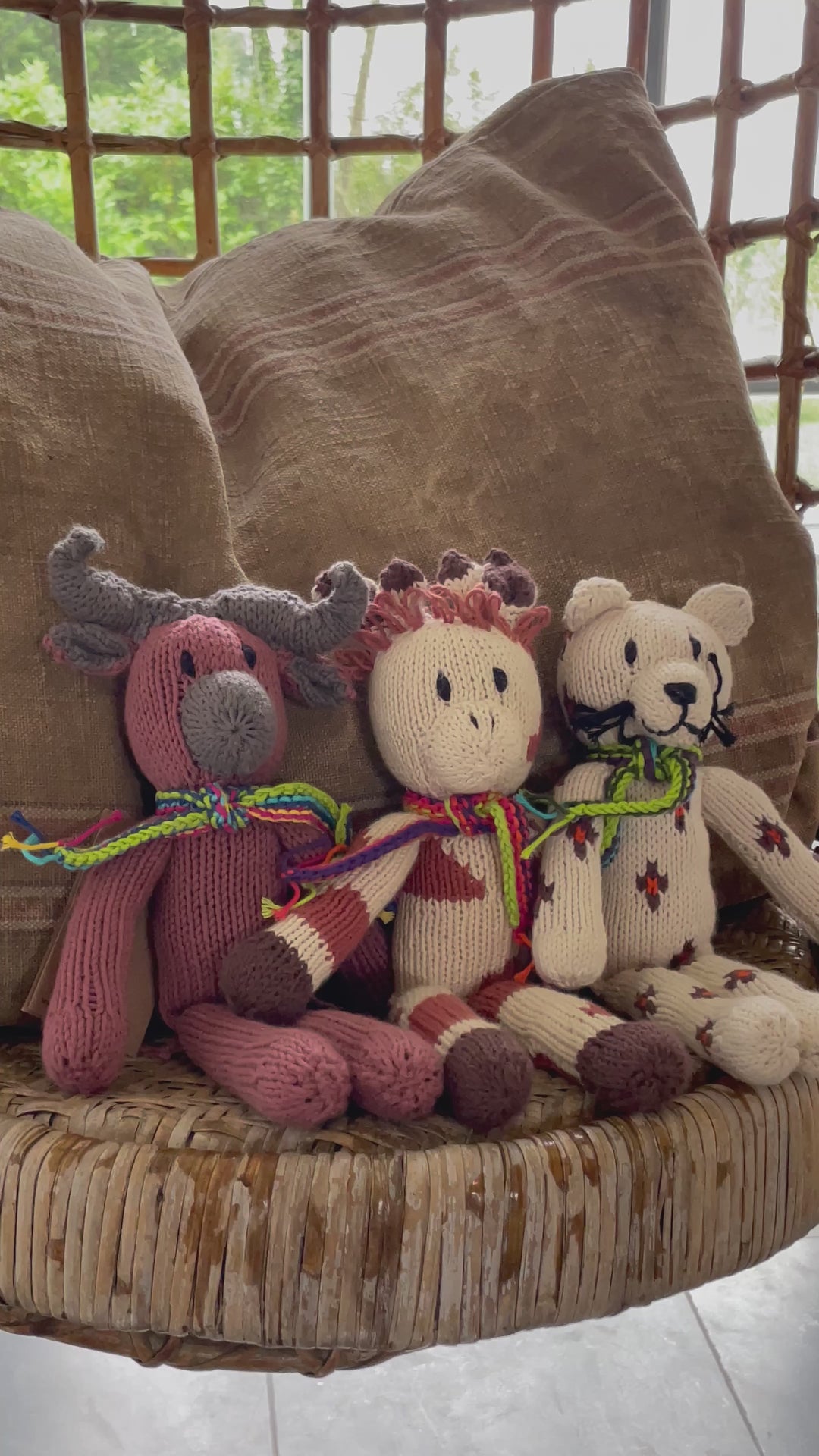 LEONTINE la girafe, et ses amis ANGELO le buffle et Ernest le léopard. doudous longue pattes faits main au Kenya. Coton bio certifié GOTS. Teintures non toxiques. Utilisables dès la naissance.