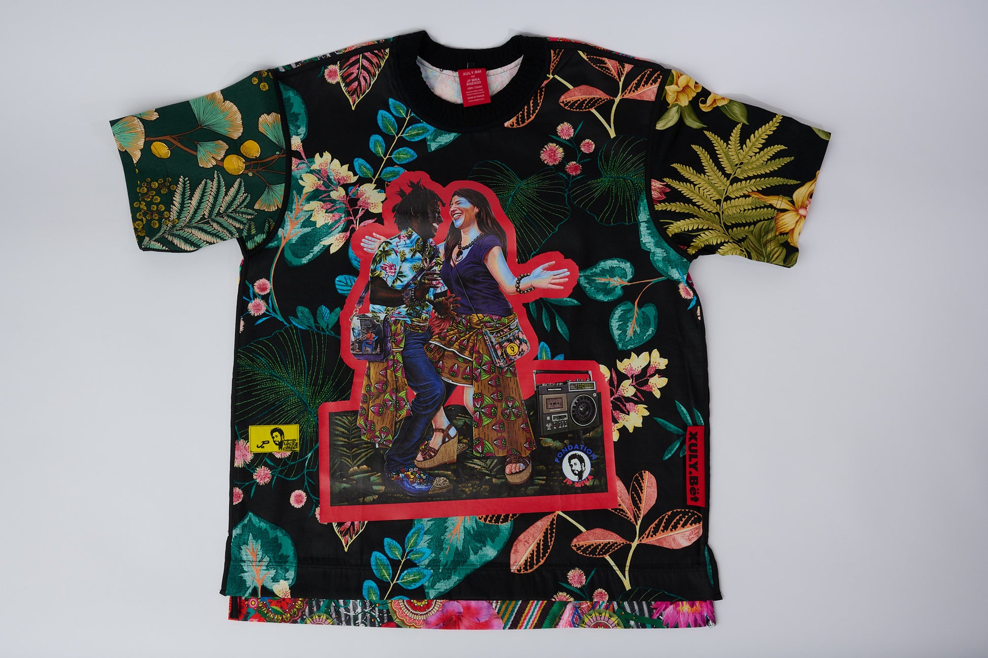 T-shirt BISENGO JP MIKA x XULY-BËT - Numéroté 15/65 - Taille L - Wearable-art inspiré du tableau "Tala Mabina ya Mboka na Biso" (Regarde la danse de notre pays) de la série de toiles BISENGO de JP MIKA.