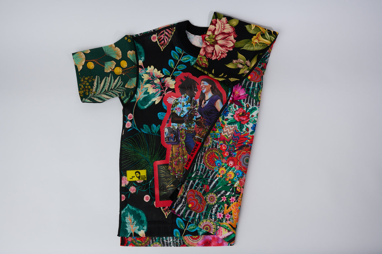 T-shirt BISENGO JP MIKA x XULY-BËT - Numéroté 15/65 - Taille L - Wearable-art inspiré du tableau "Tala Mabina ya Mboka na Biso" (Regarde la danse de notre pays) de la série de toiles BISENGO de JP MIKA.