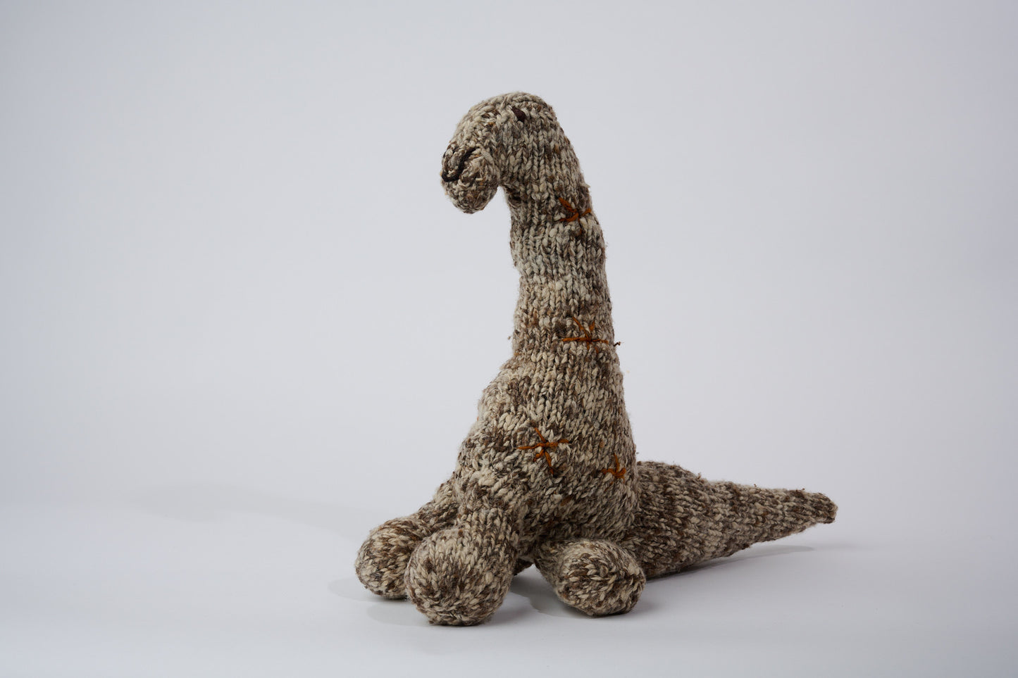 NESSIE, doudou brontosaure en laine mérinos. Fait main. Moyen format. Cette sympathique peluche dinosaure est disponible en 3 tailles. 