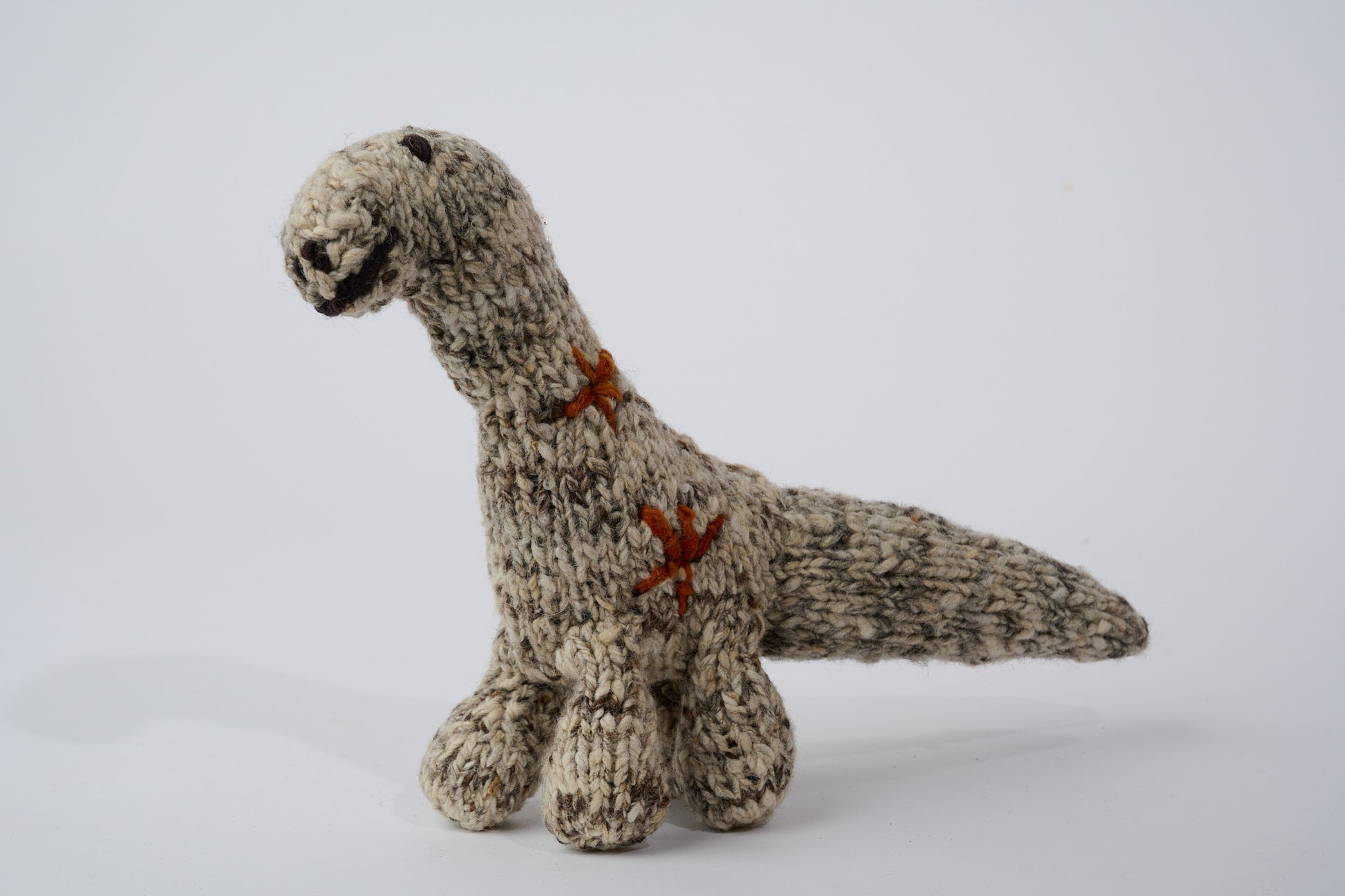 NESSIE, doudou brontosaure en laine mérinos. Fait main. Petit format. Cette sympathique peluche dinosaure est disponible en 3 tailles. 