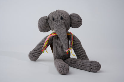 Doudou éléphant gris à longues pattes. Modèle MARGE, fait main par la coopérative Kenana Knitters. En coton bio tout doux certifié GOTS. Utilisable dès la naissance.