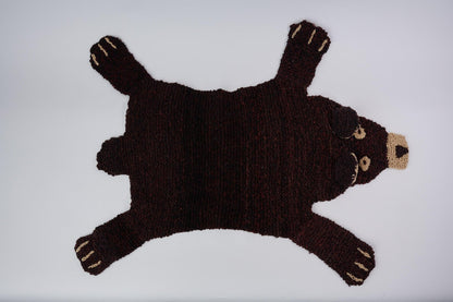BEARY, tapis ours brun fait main en pure laire mérinos. Parfait en tapis ou descente de lit dans une chambre d'enfant ou une salle de jeu. Sa laine est si douce que vous pouvez aussi l'utiliser en petite couverture pour les petits. 