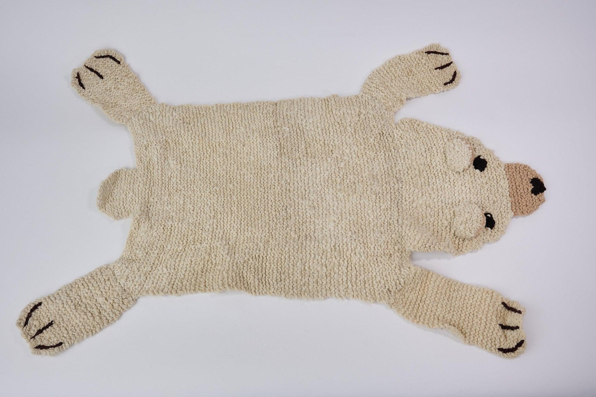 BEBEAR, tapis ours polaire fait main en pure laine mérinos. Parfait en tapis ou descente de lit dans une chambre d'enfant ou une salle de jeu. Sa laine est si douce que vous pouvez aussi l'utiliser en petite couverture pour les petits .  C'est vous qui décidez. 