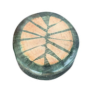Boîte ronde en cuir vert foncé à motif rayonnant saumon, fermée et vue de trois quarts sur fond blanc.