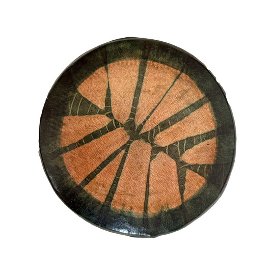 Vue du dessus du couvercle de la boîte en cuir vert foncé, orné d’un motif rayonnant saumon.