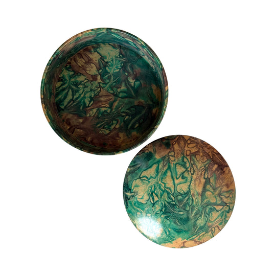 Boîte ronde en cuir marbré vert turquoise et beige, ouverte avec son couvercle posé à côté sur fond blanc.