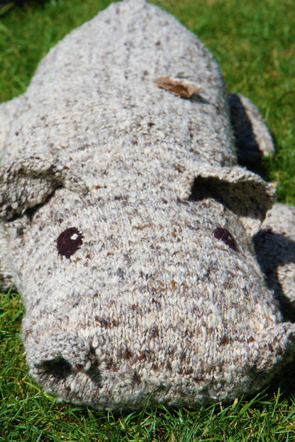 Peluche géante hippopotame, maxi pouf en laine bio éco-responsable - RAYMOND - Studio Matongé