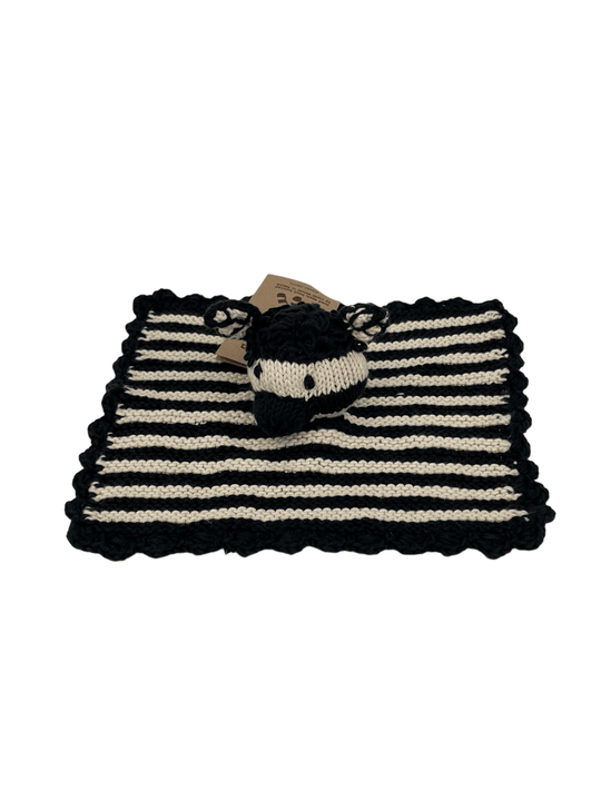 ZELIGE, doudou plat zèbre rayé écru et noir, éco-responsable 100% coton bio certifié GOTS. Faits main au Kenya par les tricoteuses de la coopérative Kenana Knitters. 