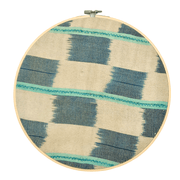 Décoration murale BOUAKE en tissu traditionnel baoulé blanc et bleu vintage. Modèle SUMA par studio Matonge. Disponible en diamètre 10 cm, 15 cm ou 25 cm.
