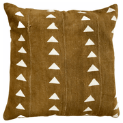 Housse de coussin ethnique en tissu africain bogolan. 100% coton malien tissé et peint à la main artisanalement au Mali. Housse de coussin ocre en bogolan, motifs blancs triangles. Housse de coussin design ouverture zippée. Housse de coussins carrée 50x50cm, existe également en format rectangle aux dimensions 30x50cm et 40x60cm.