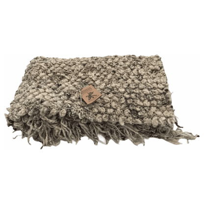 Plaid gris chiné en pur laine mérinos éco-responsable. Tricotté entièrement à la main par les femmes artisans de la communauté Kenana Knitters au Kenya.
