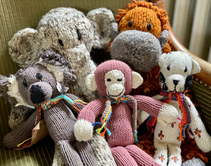 Découvrez la selection Studio Matongé de doudous Kenana Knitters. des peluches éco-responsables en coton ou laine mérinos bio, tricotés main au Kenya. 